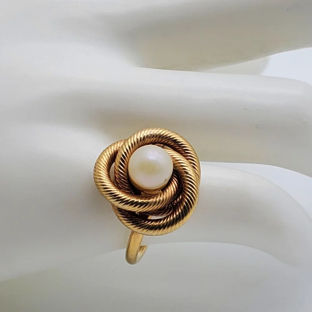 Sarah Coventry Ring Gold Tone Faux Pearl Rope Lovers Knot Cocktail Twist Size 6